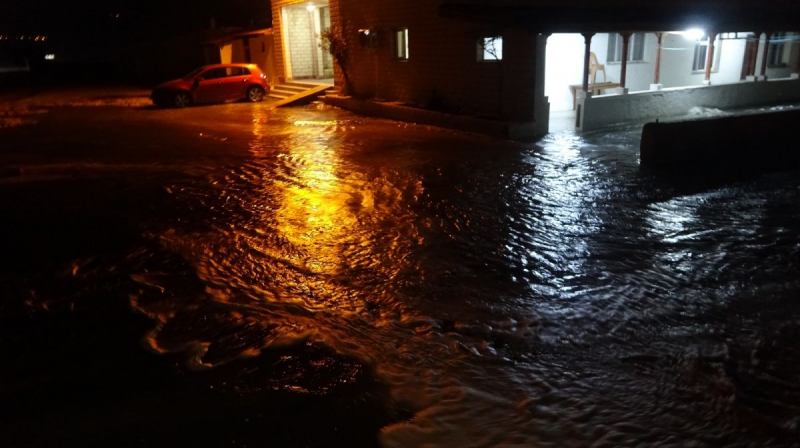 Hatay'da fırtına denizi taşırdı